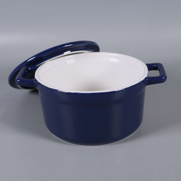 Öppen blå gryta där insidan visas tydligt