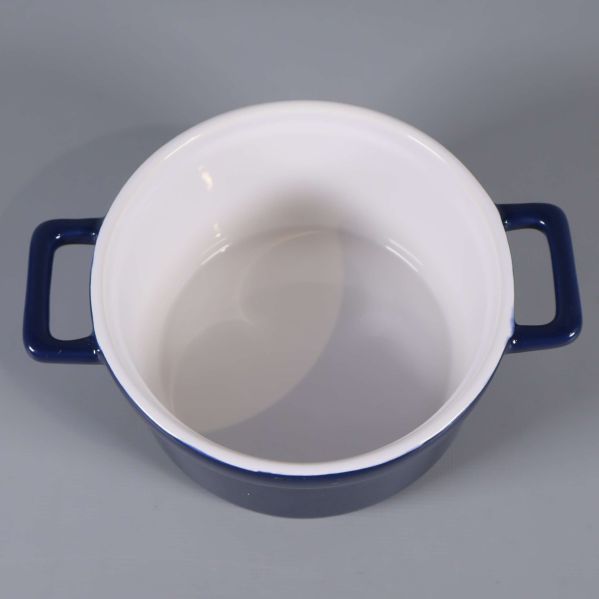Blå gryta ovanifrån med vit insida och två handtag