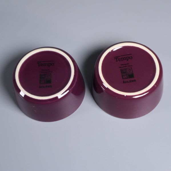Undersida av två lila skålar med Tempo och Åhléns logga