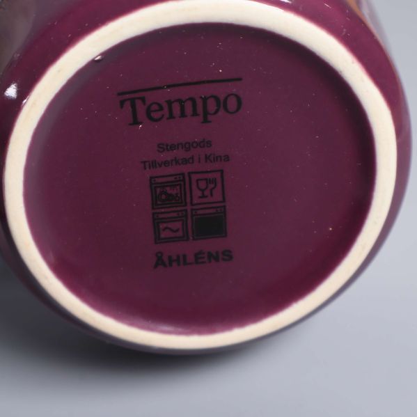Närbild av Tempo Åhléns märkning och stengodsinfo