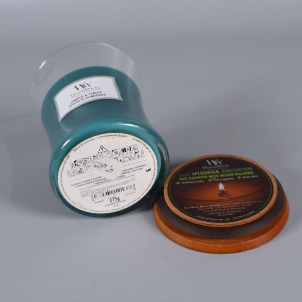 Doftljus liggande med trälock bredvid och information på botten