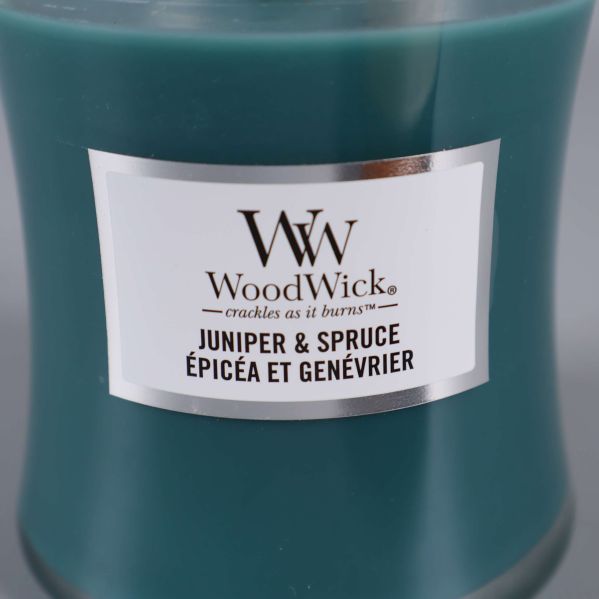 Närbild på etikett: WoodWick Juniper & Spruce