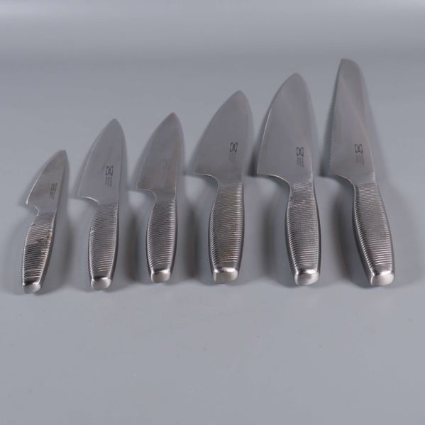 Sex knivar i rostfritt stål uppställda på rad