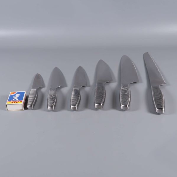 Knivset bredvid en tändsticksask som storleksjämförelse