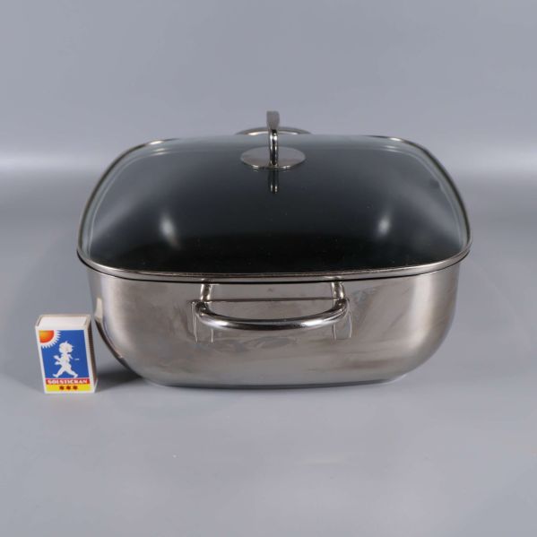 Gryta med handtag och tändsticksask för storleksjämförelse