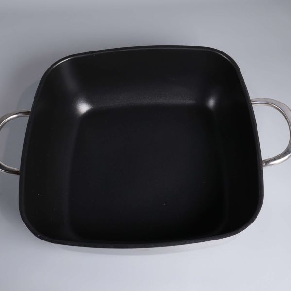 Insidan av fyrkantig gryta med non-stick yta