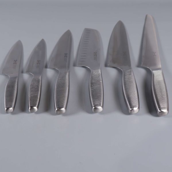 Sex köksknivar av rostfritt stål i rad