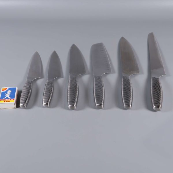 Knivset i rostfritt stål med tändsticksask för storleksjämförelse