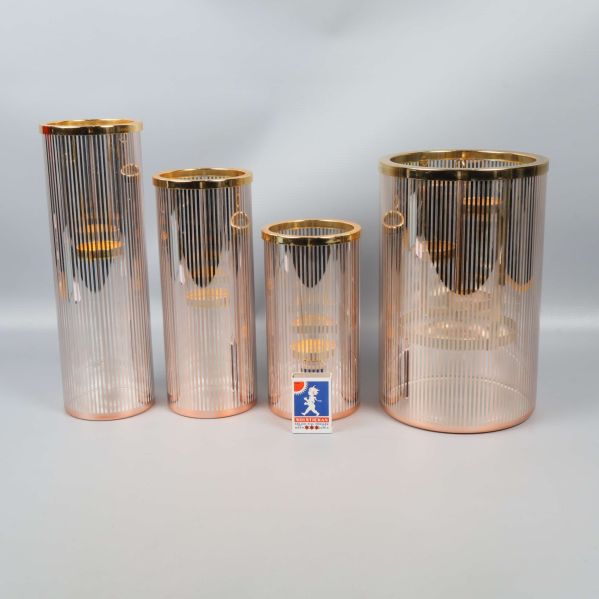 Ljuslyktor uppradade i storleksordning med etikett synlig