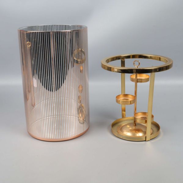 Ljuslykta och insats i guldmetallic placerade sida vid sida