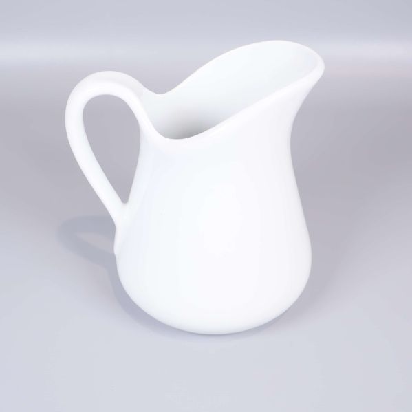 Vit kanna med mjukt rundat handtag från sidan