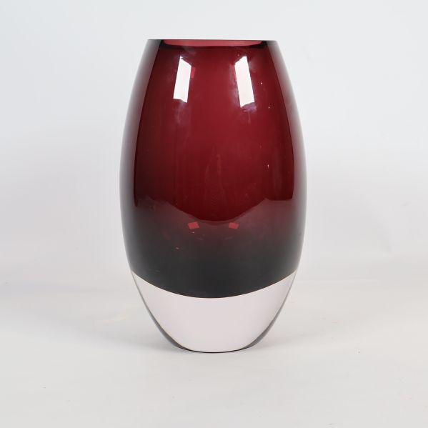 Plommonfärgad oval glasvas med blank yta