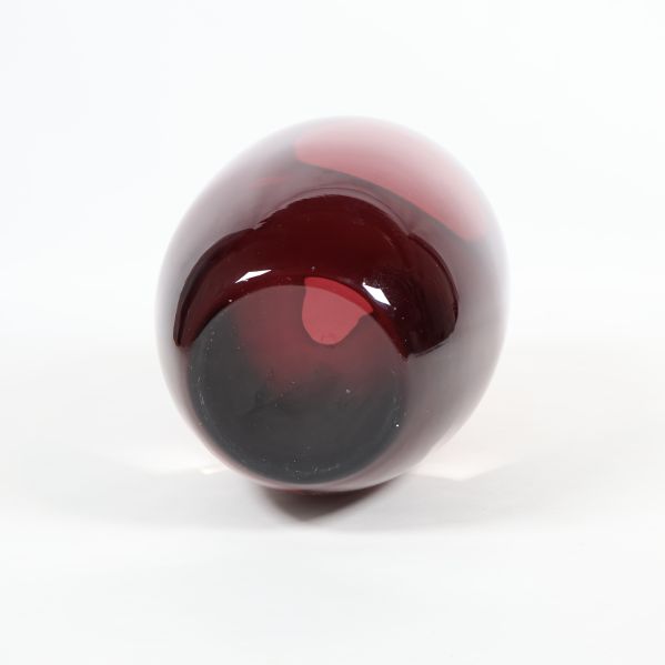 Undersida på Plommonfärgad glasvas i glas