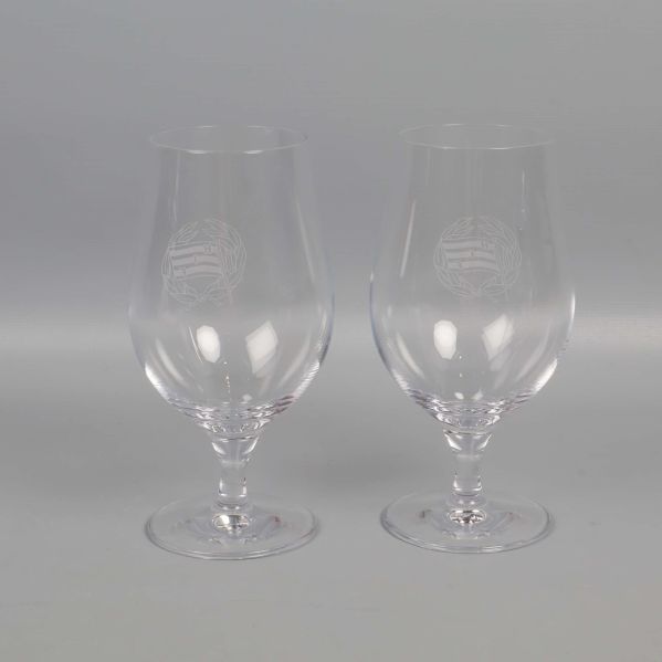 Två ölglas i närbild med graverad HIF-logotyp