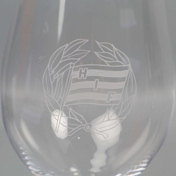 Närbild på graverad HIF-logotyp på ölglaset