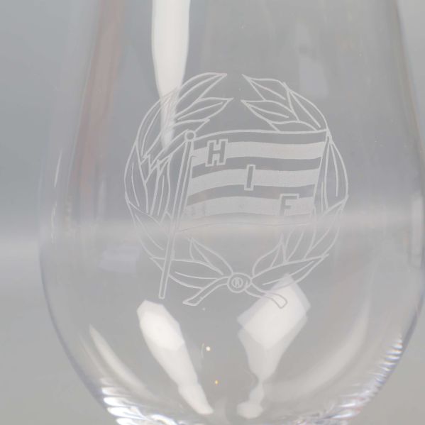 Närbild av gravyrdekor på ölglas