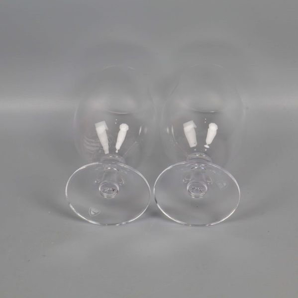 Två ölglas sedda uppifrån med tydlig fot