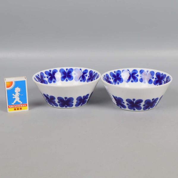 Blåvita skålar Mon Amie bredvid tändsticksask för storleksreferens