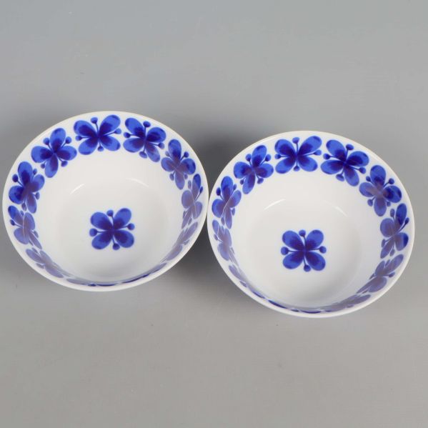 Två skålar uppifrån med blåblommigt dekor längs kanten