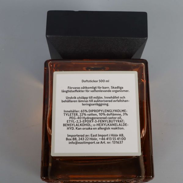 Etikett med produktinformation och varnings- samt innehållstext