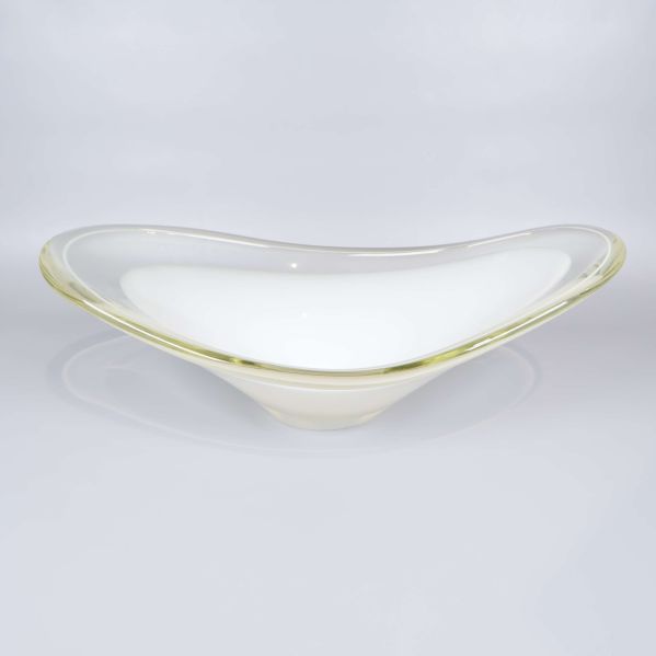 Vit skål i konstglas med rundade organiska former