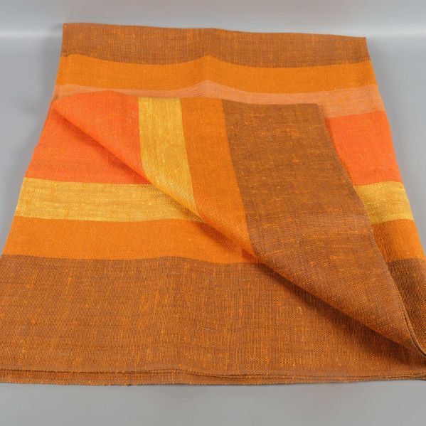 Orange och brun randig duk delvis uppvikt
