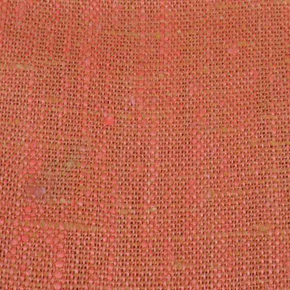 Närbild på dukens orange väv med fäck