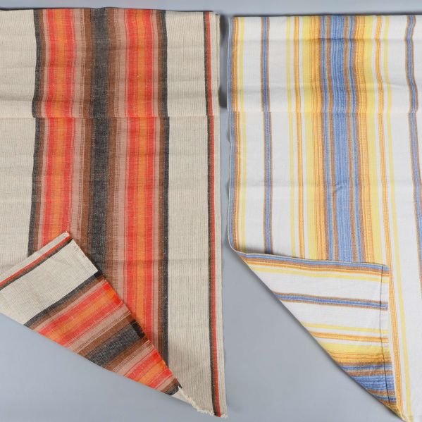 Två randiga löpare i orange och gula toner på grå bakgrund