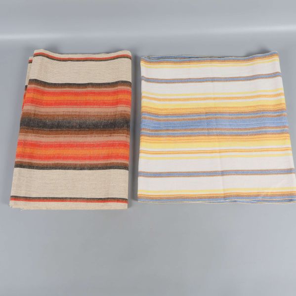 Två hopvikta löpare med olika ränder bredvid varandra