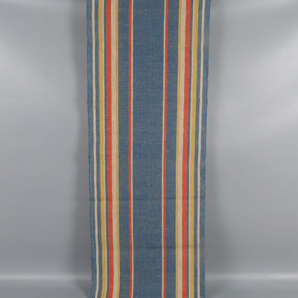 Blå löpare med färgglada ränder utlagd plant