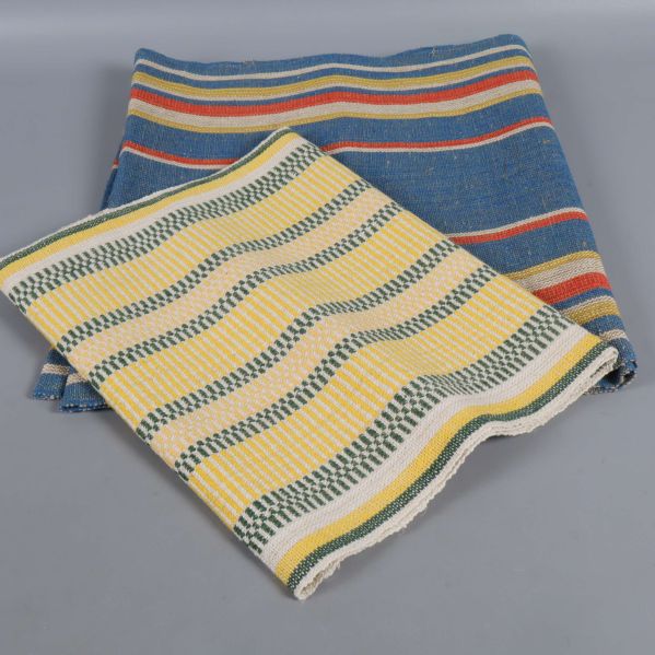 Två vikta löpare, överlappande på golvet