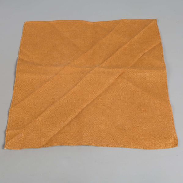 Utfälld brun tygservett i enkel design