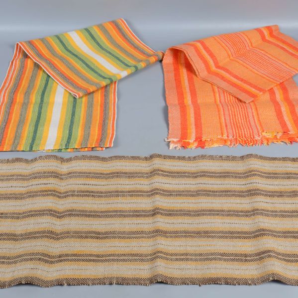 Tre löpare i olika färger placerade bredvid varandra