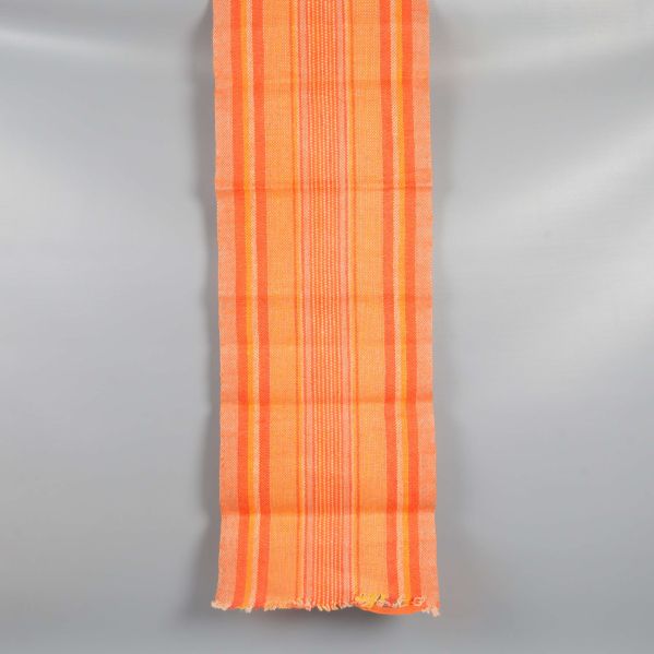 Löpare med orangea och röda ränder samt fransar