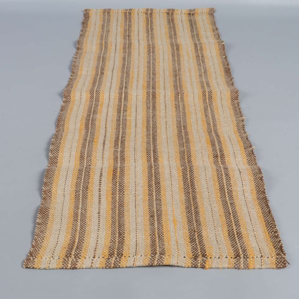 Löpare i beige, brunt och gult med vågig kant