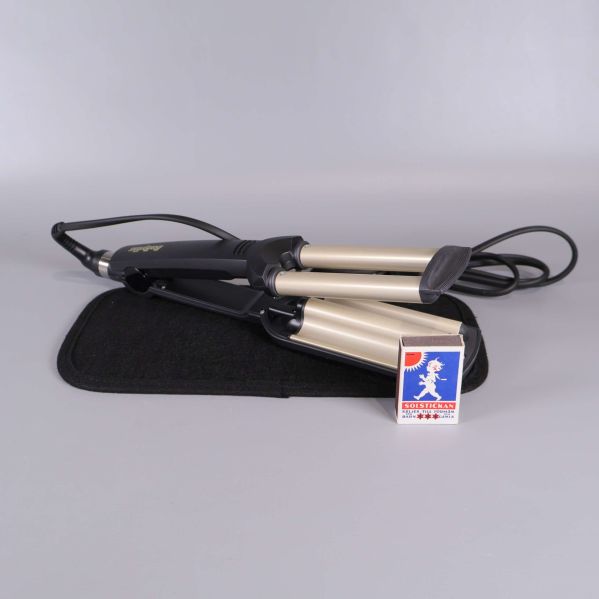 Vågstyler på svart matta bredvid tändsticksask för storleksjämförelse