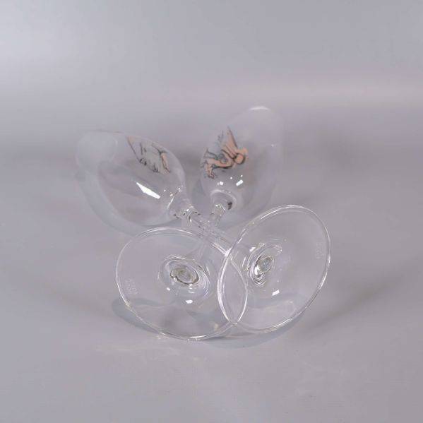 Två liggande champagneglas med tydlig illustration