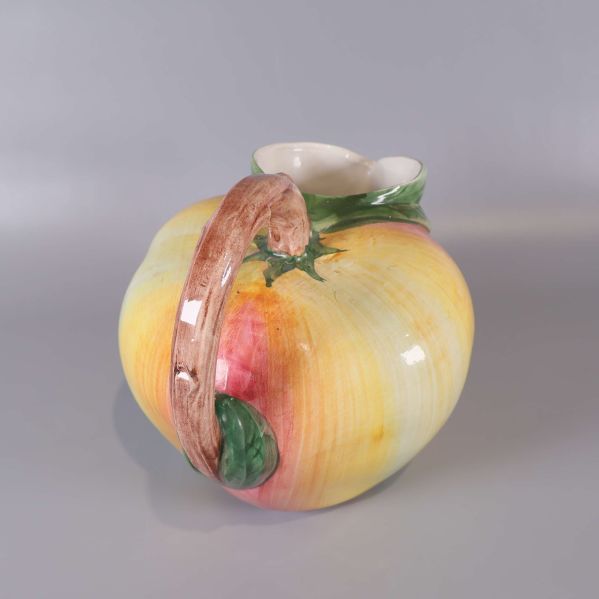 Kanna sedd bakifrån med synligt handtag i keramik