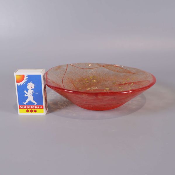 Glasfat placerat bredvid tändsticksask för storleksjämförelse