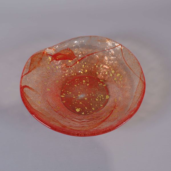 Glasfat ovanifrån med tydliga gulddetaljer