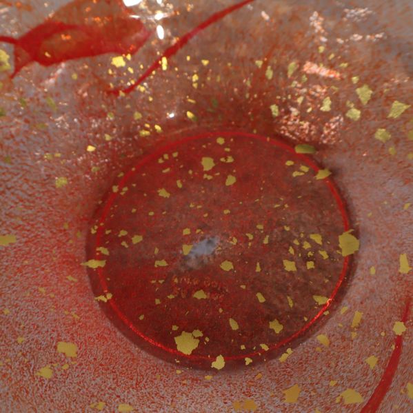 Närbild på guldfärgade fläckar i glaskonstruktionen