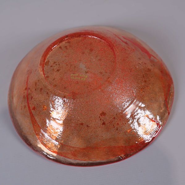 Fatets undersida med synlig text