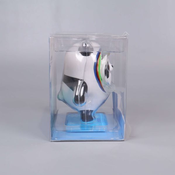 Pandafigur i ask sedd från sidan