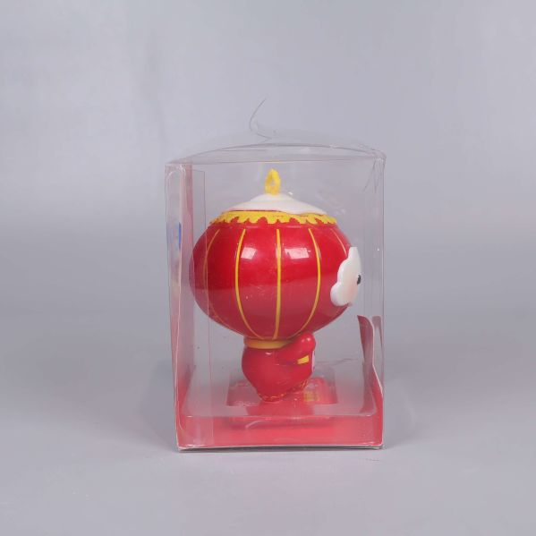 Maskotfigur sedd från sidan i röd och vit kombination med detaljrika inslag