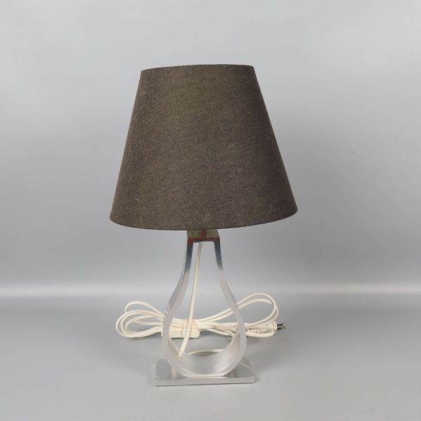 Bordslampa med metallfot och mörk lampskärm framifrån