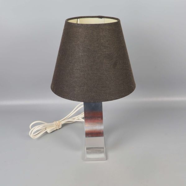 Bordslampa med mörk skärm sedd framifrån nära