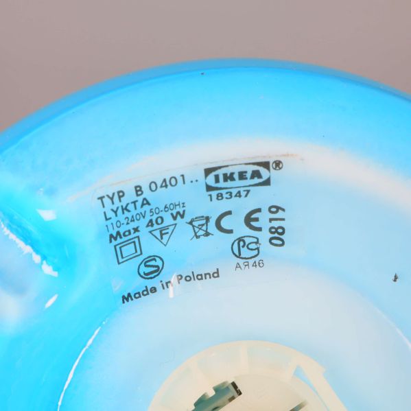 Närbild av etikett på blålampa med IKEA och produktdata