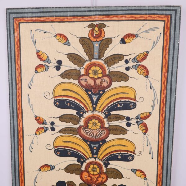 Övre delen av bonadens detaljrika broderi och ram