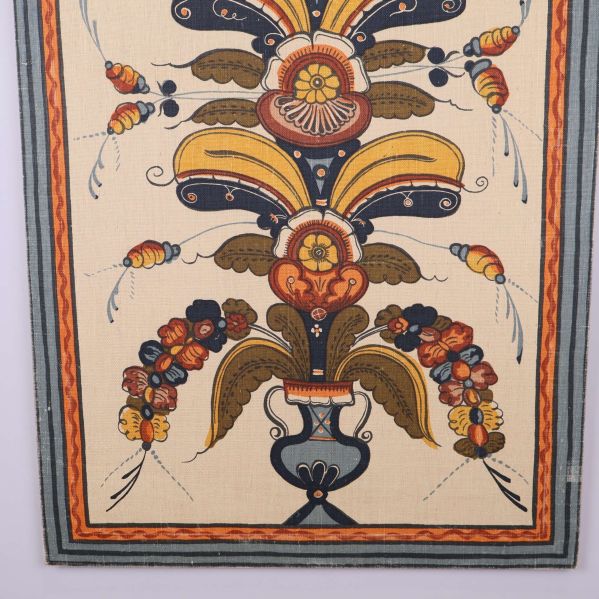 Nedre delen av bonaden med vas och blommor