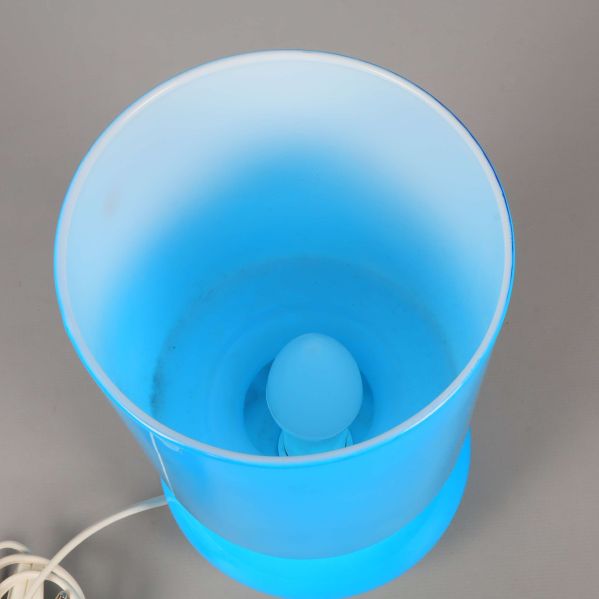 Vy uppifrån på blå bordslampa visar insidan av skärmen